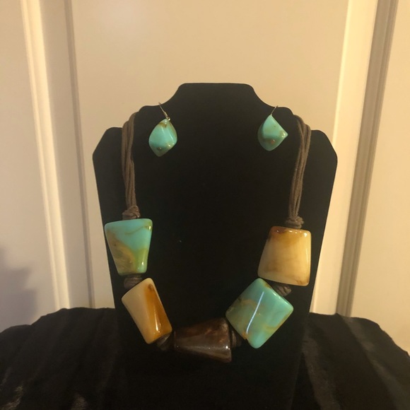 Beautiful Chunky Stone Necklace Set - Picture 6 of 6